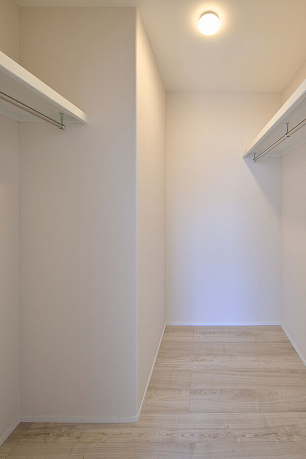 【【収納施工例】】両側にハンガーパイプを設置。ご家族で衣類の収納場所を使い分けることが可能です。枕棚の上には、シーズンオフの衣類や小物などが収納できます。