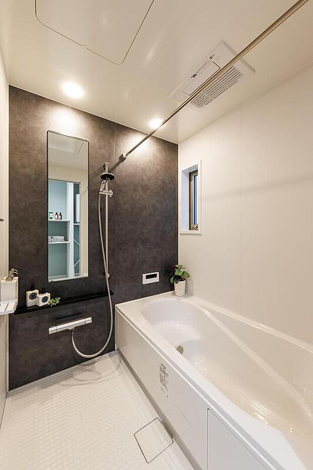 【【施工例/浴室】】一日の疲れを癒す浴室には、浴室暖房乾燥機を搭載！天候や時間帯に関わらず、洗濯物を乾かすことができます。ベンチ付きの浴槽は、半身浴やお子様との入浴時にも便利です。