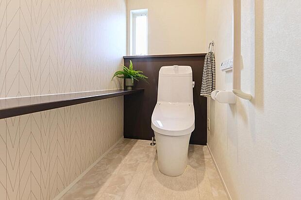 【【施工例/トイレ】】トイレは各階に設置しているため、朝の忙しい時間帯や来客時にもスムーズに使用できます。温水洗浄便座付きのため、一年を通じて快適に利用できます。
