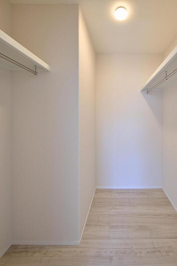 【【施工例/WIC】】WICは、枕棚・ハンガーパイプ付きで、空間を余すことなく活用できそうです。衣類や小物はもちろん、スーツケースや季節家電などの収納も可能です。