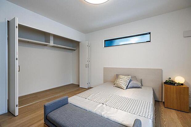 【【施工例/主寝室】】シンプルな内装の洋室は、主寝室や子ども部屋、趣味の部屋など、ライフスタイルに合わせて多用途に活用可能です。大容量のクローゼット付きで、住空間を有効活用できます。