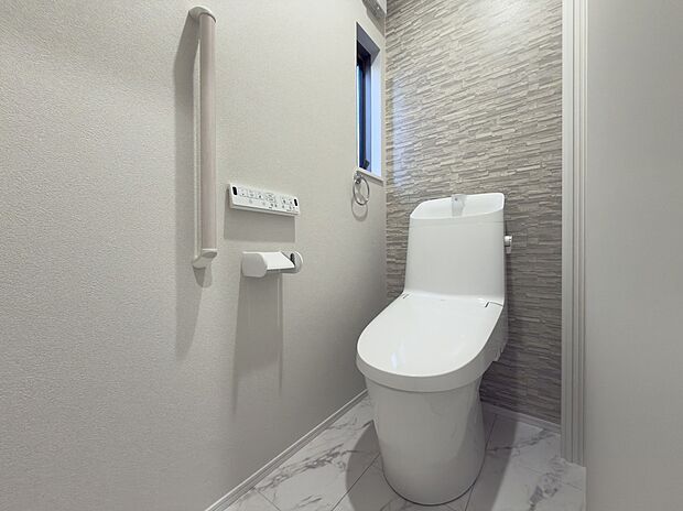 【【トイレ/No1】】各階にトイレを設置しており、混み合う朝の時間帯や来客時などにも気兼ねなくご使用いただけます。1階トイレは、温水洗浄便座付きトイレを設置しています。