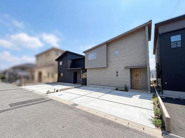 【【外観】】ご家族でゆったりとお過ごしいただける4LDKプラン。全邸、吹抜けを設けており、開放感があります。随所に収納スペースを備え、荷物の管理がしやすいよう設計しています。