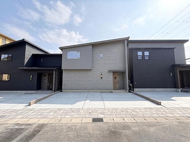 【【外観】】それぞれ異なる外観、内観デザインを採用した、特徴ある3邸の街並みが誕生!各邸、南側にLDKや主寝室、バルコニーを配置した、陽光豊かな住環境です。