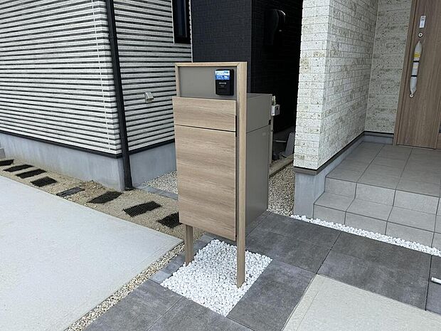 【【宅配ボックス/No.2】】留守の際も荷物の受け取りが可能な宅配ボックスを設置。不在配達の手間が省け、非対面での受け取りも可能です。外観にマッチする木目のデザインを採用しています。