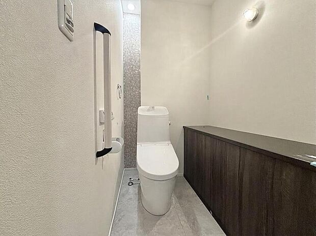 【【トイレ/No4】】1年を通して快適に使用できる温水洗浄便座機能付きトイレです。トイレは1階と2階の2か所にあるので、朝の忙しい時間帯や来客時にも気兼ねなく使えます。