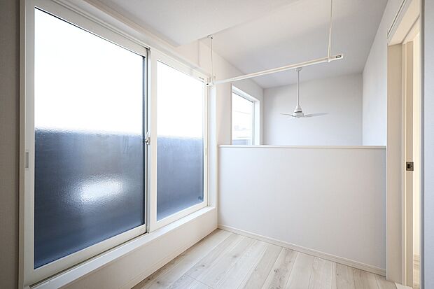 【ホール/2号棟】
3階のホールはバルコニーへ出入りが可能です。吹抜け部分の窓からも光が入り明るく、ストレッチやヨガなどの軽い運動をするのにも気持ちの良いスペースです。※未入居住宅