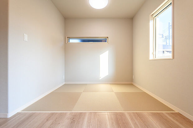 【タタミコーナー/3号棟】
畳の温もりを感じるモダンで洗練されたおちつく空間。家族団らんのスペースや子供の遊び場としても利用できる、用途多彩なスペース。/2025.9月撮影