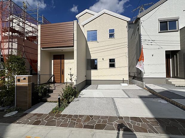 【+FUN　PLACE　八潮/10号棟外観】
バルコニーの目隠しがアクセントになっています。バルコニーは奥行きがあるのでお洗濯物干し以外にお子様のプール遊びなどにもお使いいただけます。※未入居住宅。