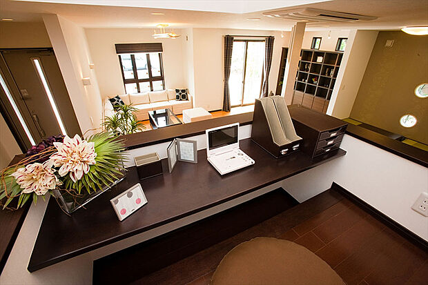 【コミュニケーションブリッジ】
船でいえばブリッジ(艦橋)のように家の全体を見渡せるこの場所は、リビング、ダイニング、キッチンと2Fをつなぐ会話の接点でコミュニケーションの橋渡し場所です。/弊社施工例