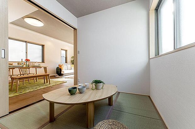 【畳ルーム】
畳の温もりを感じるモダンで洗練された落ち着く空間。家族団らんのスペースや子供の遊び場としても利用できる、用途多彩なスペース。/弊社施工例