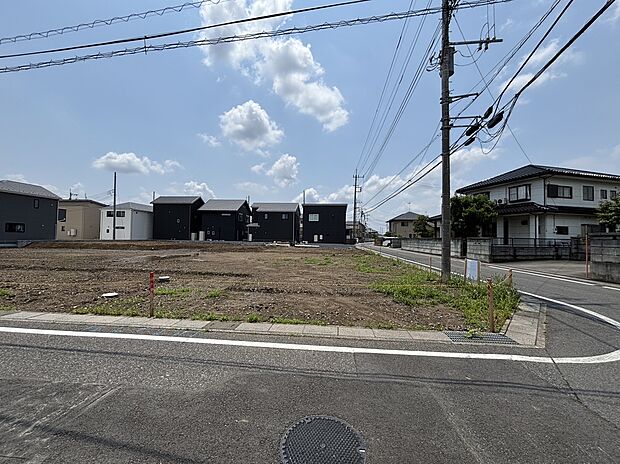 【現地土地写真】
JR宇都宮線・東武日光線「栗橋」駅まで徒歩7分。2路線が利用可能で、通勤・通学やお出かけにも便利な立地です。駅までの距離も近く、毎日の移動を快適にサポートします。