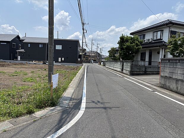 【前面道路含む現地写真】
スーパー・ドラッグストアまで徒歩3分と近く、毎日のお買い物に便利な立地です。食料品から日用品まで身近で揃えやすく、暮らしやすさをサポートします。