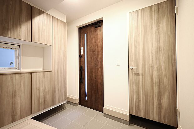 【【玄関/2号棟】】玄関に土間収納があります。土間続きの収納は汚れも気にせず使用できます。家族分の傘や靴を収納するシューズボックスは、扉を閉めると生活感が抑えられ、すっきりとした印象の玄関になります。※未入居住宅