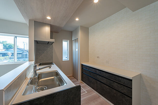 【【カップボード・パントリー/3号棟】】背面にはカップボードとパントリーが備え付けでございます。食器やキッチン家電・調理器具等もすっきり収納でき、キッチン周りを常に綺麗に保てます。