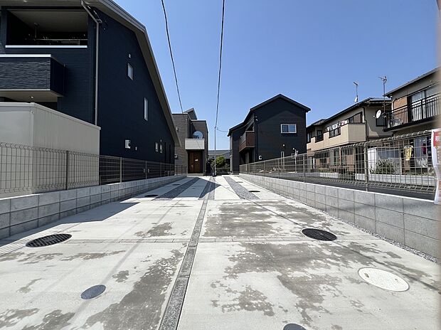 【【前面道路】】道路の幅員南東側約6ｍとお車の出し入れがスムーズです。駐車スペースは3台分(車種による)確保しております。