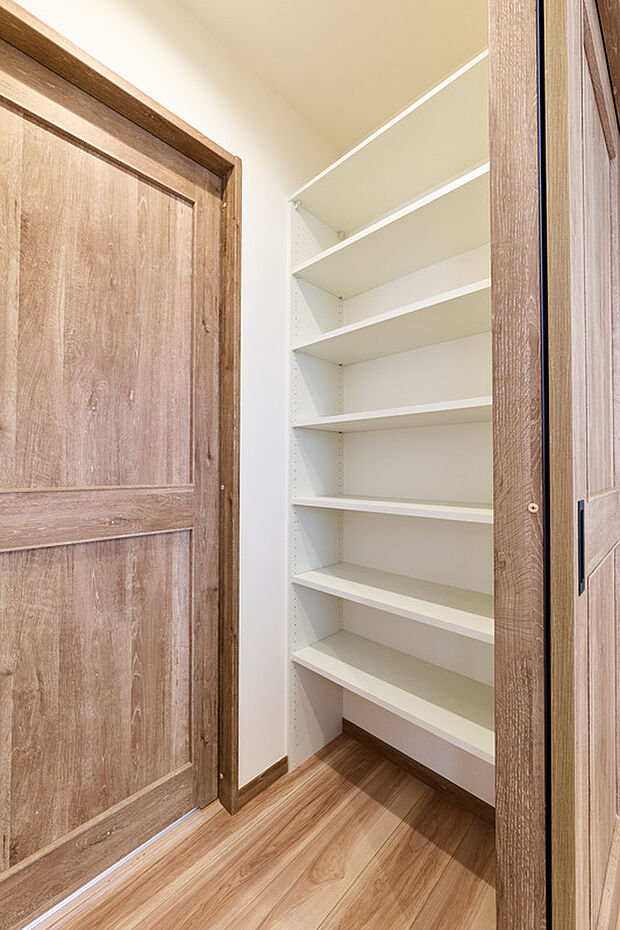 【【パントリー/98号棟】】キッチン横の食品庫は通り抜けができる設計です。買い物後も玄関から直接食品庫にアプローチできるのでスムーズに収納をすることができます。