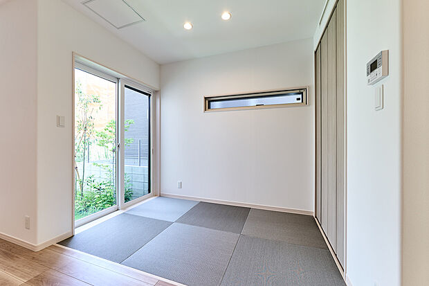 【【タタミコーナー/99号棟】】約17.7帖のLDKに隣接する約3帖の畳コーナーです。ご家族でゆったりと寛ぐことができます。