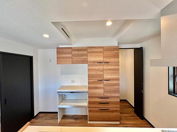 【【キッチン/104号棟】】キッチン背面には家電収納を備えたカップボードを備えています。※未入居住宅
