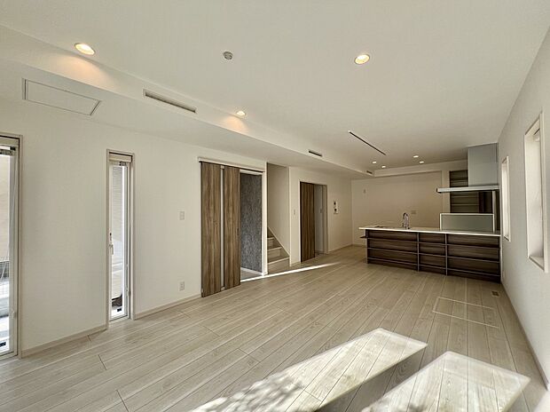 【【LDK/11号棟】】3面採光を確保したLDKは約17.7帖の広さ。対面式キッチン・リビング階段を採用した、ご家族のコミュニケーションを育む設計です。※未入居住宅。