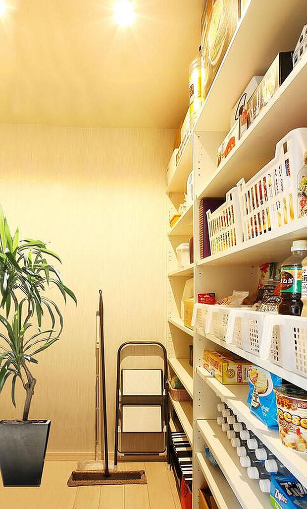 【【パントリー/食品庫】】食品や飲料のほか、日常使う頻度の少ない調理器具などをたくさんストックできます。いざという時のための防災備蓄品の保管場所としてもお使いいただけます。/弊社施工例