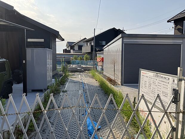 【【現地写真】】前面道路から奥まった区画形状のため、外からの視線が届きにくく、小さなお子様のいるご家庭や、静かに暮らしたい方におすすめです。徒歩8分圏内に幼稚園と小学校が揃います。/2025.8撮影