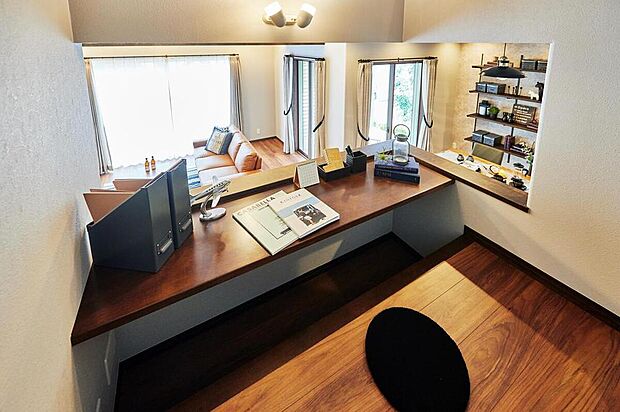 【【コミュニケーションブリッジ】】この場所は、家族がどこにいても気配を感じられ、リビング、ダイニング、キッチンそして2Fをつなげる我が家の中心。お子様の学習スペースにもご活用いただけます。/弊社施工例