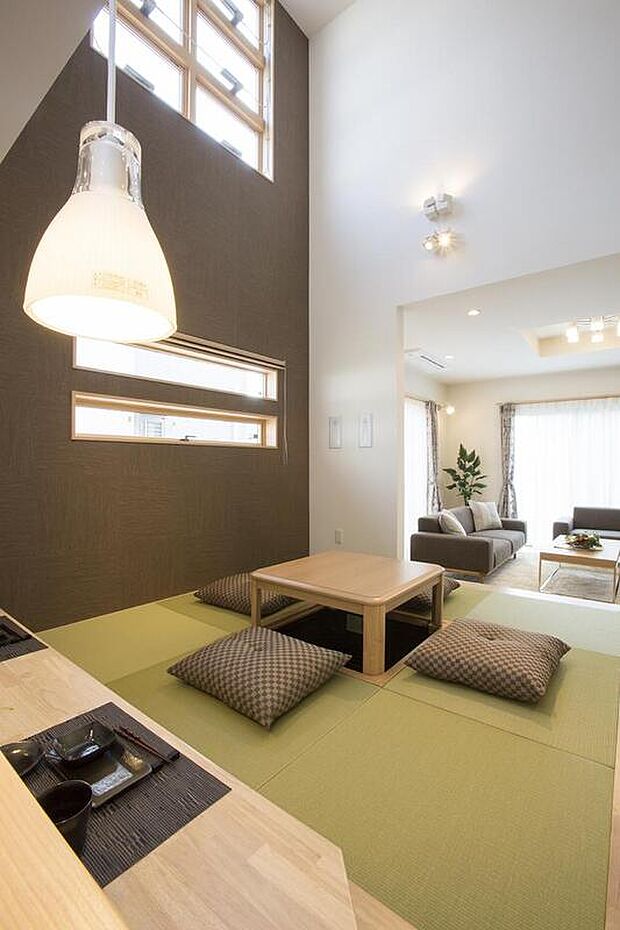 【【タタミダイニング】】ダイニングスペースに畳を設けた、和モダンな空間。落ち着いた色調のクロスが空間の良いアクセントとなっています。寒い時期には掘りごたつで、ご家族団らんのひと時を。/弊社施工例