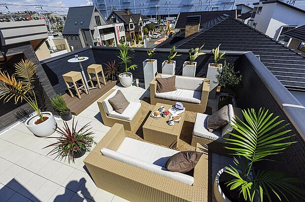 【【青空リビング】】アウトドアリビングとしてご使用いただける、青空リビング。晴れた日にはランチやティータイムを楽しむのも◎ゲストを呼んでのパーティーなどにも活躍しそうです。/弊社施工例