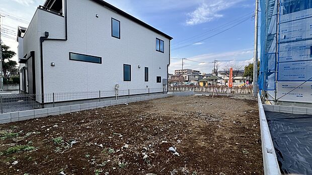 【【現地土地写真/1号地】】34坪超えの整形地です。敷地南側に庭やLDKを配置することで、一日中明るい光が差し込む開放的な住空間が叶いそうです。