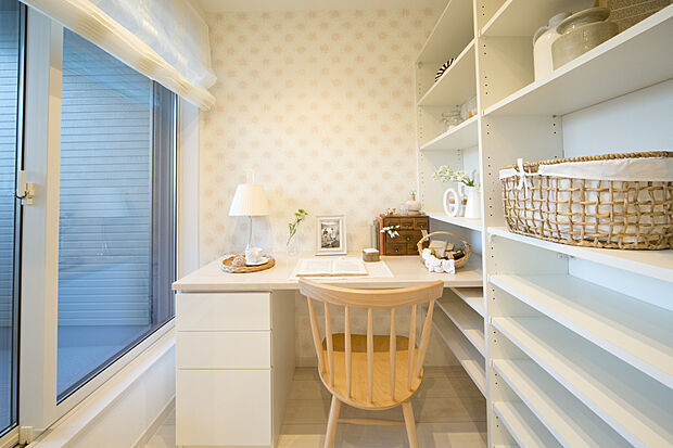 【【ユーティリティ/ママズルーム】】家事が捗るスペースです。洗濯物を取り込んだ後、2階にいたまま畳み、各洋室へ収納することができます。日用品などのストックを置いておくことも可能です。/弊社施工例