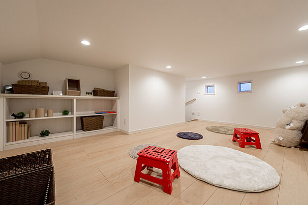【【小屋裏収納】】屋根裏の空間を有効活用した小屋裏収納。固定階段付きのため、荷物の出し入れをスムーズに行えます。収納スペースとしてはもちろん、お子様のプレイルームとしても活用できそうです。/弊社施工例