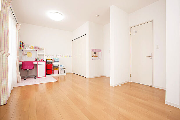 【【将来設計対応子供部屋】】将来大きな部屋が必要になった時、簡単なリフォームに対応可能です。お部屋を分けても各居室に収納が確保できるように設計されています。/弊社施工例