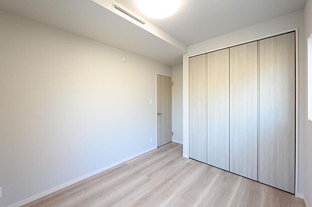 【【洋室/3号棟】】北側約5.2帖の洋室。各洋室には収納スペースを設けているので、住空間を広くお使いいただけます。2面採光を確保しているので、換気もスムーズです。