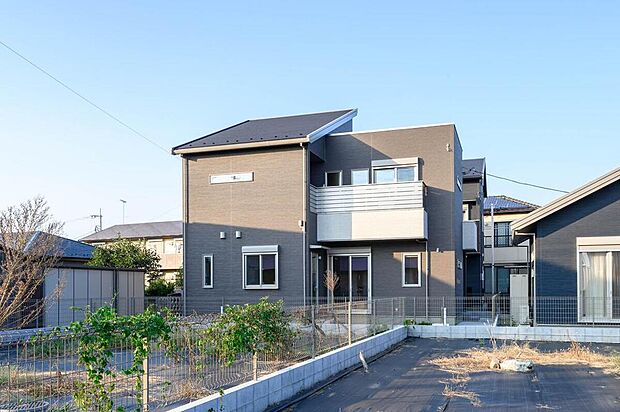 【【外観/3号棟】】JR宇都宮線、東武伊勢崎線「久喜」駅の2路線利用可能な立地!敷地面積49坪超。南向きのバルコニー付です。