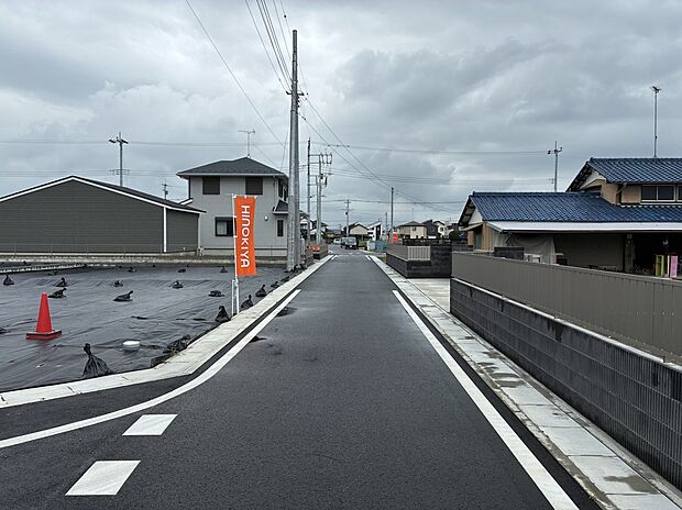 【【前面道路含む現地写真/北側】】前面道路との高低差がないため、お車や自転車での走行やベビーカーの出し入れなどもスムーズに行えます。