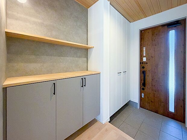 【玄関ホール】玄関には傘なども収納できる可動棚付シューズクロークと下駄箱収納で収納力ＵＰ