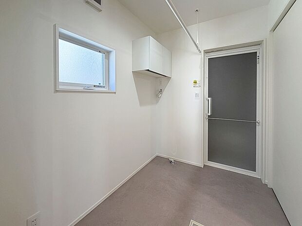 【施工例　ランドリースペース兼脱衣室】室内干しのスペースを設けました。