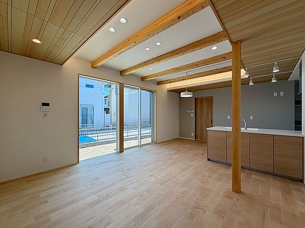【LDK】【B棟】リビングの天井は梁見せ+羽目板貼りになっていて、木のぬくもりのある空間になっています。
