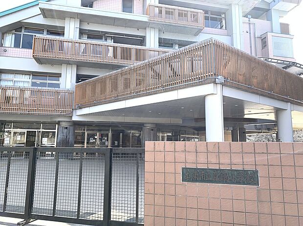 真鍋小学校 963m