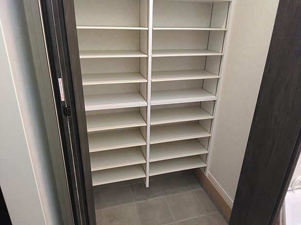 【シューズクローク】シューズクローゼットで玄関がすっきり整頓されます。
ホール物入は季節ものから清掃道具の収納まで多用途でご使用いただけます。
