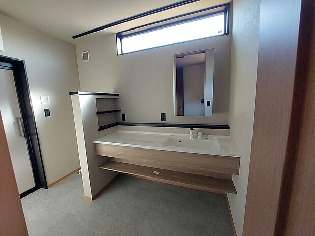 【洗面脱衣室】パナソニック製の1200ワイドの洗面
デザイン性はもちろん、忙しい朝の身支度をサポート