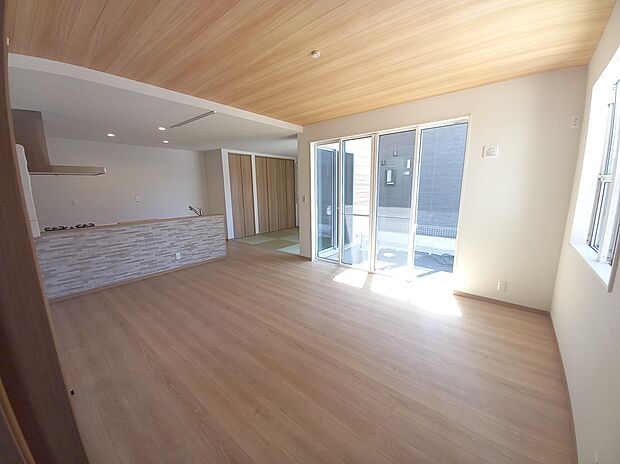 【リビング】20帖の広々LDKと和モダンな畳スペース