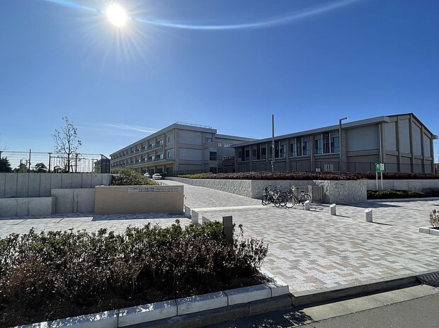 みどりの南小学校（約720m）