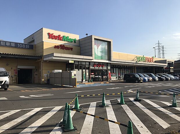 ヨークマート(約231m)