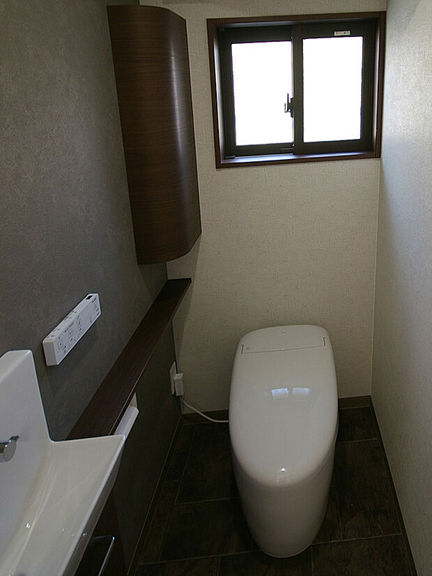 【１F標準トイレ】タンクレスタイプ、手洗カウンター付。