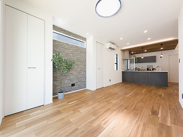 ダークグレーのエコカラットがアクセントになった18.5帖の開放的なリビング♪収納も3箇所あり、すっきりとした暮らしが叶います♪