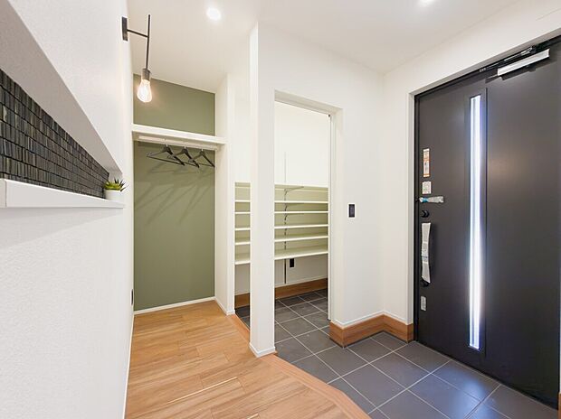 玄関には、家族全員の靴がたっぷり収納できるシューズクロークを完備♪コートやアウターを掛けられるハンガーパイプ付きで、外出・帰宅の動線もスムーズ♪