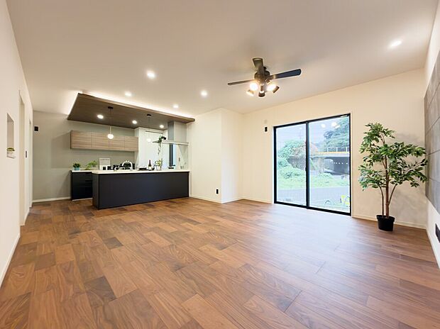 18帖の広々リビングは、家族が集まってもゆったり過ごせる開放感♪プロペラライトの優しい光が室内を明るく照らし、団らんや家事の時間も快適に♪子どもを遊ばせながら料理ができる使いやすい動線です♪