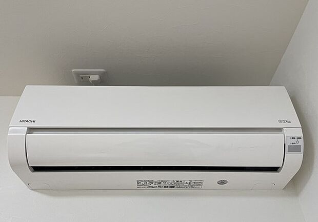 【リビングエアコン】夏は涼しく、冬は暖かく室内を保てるように、リビングには200Ｖのエアコンを設置しております。省エネ基準もクリアしておりますので、家計にも優しく使えます。